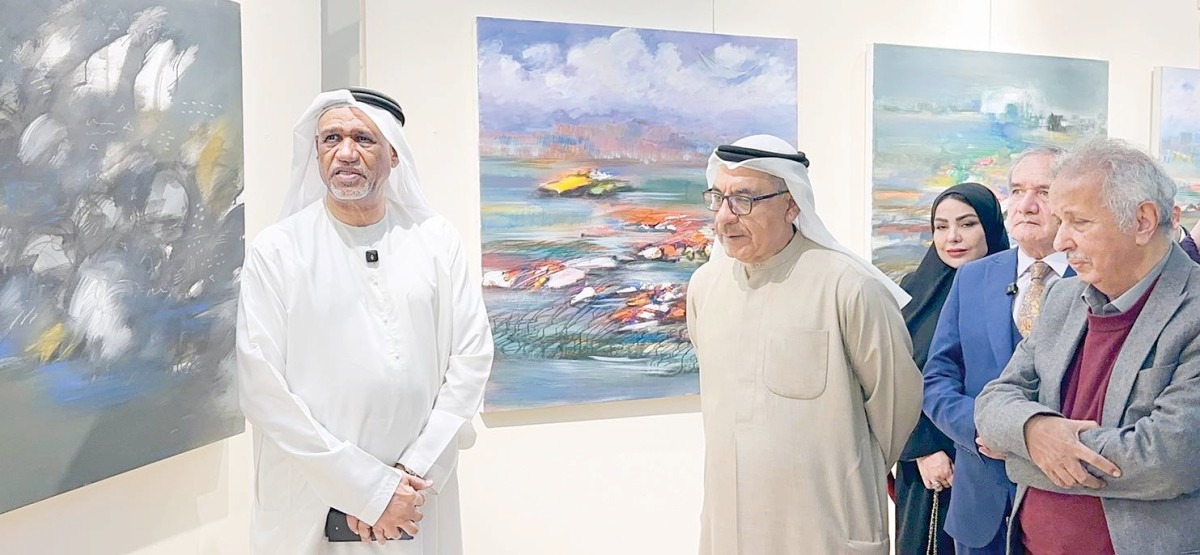 «طيوف حجرية»… رؤى تشكيلية لعبد الرحيم سالم في النادي الثقافي العربي