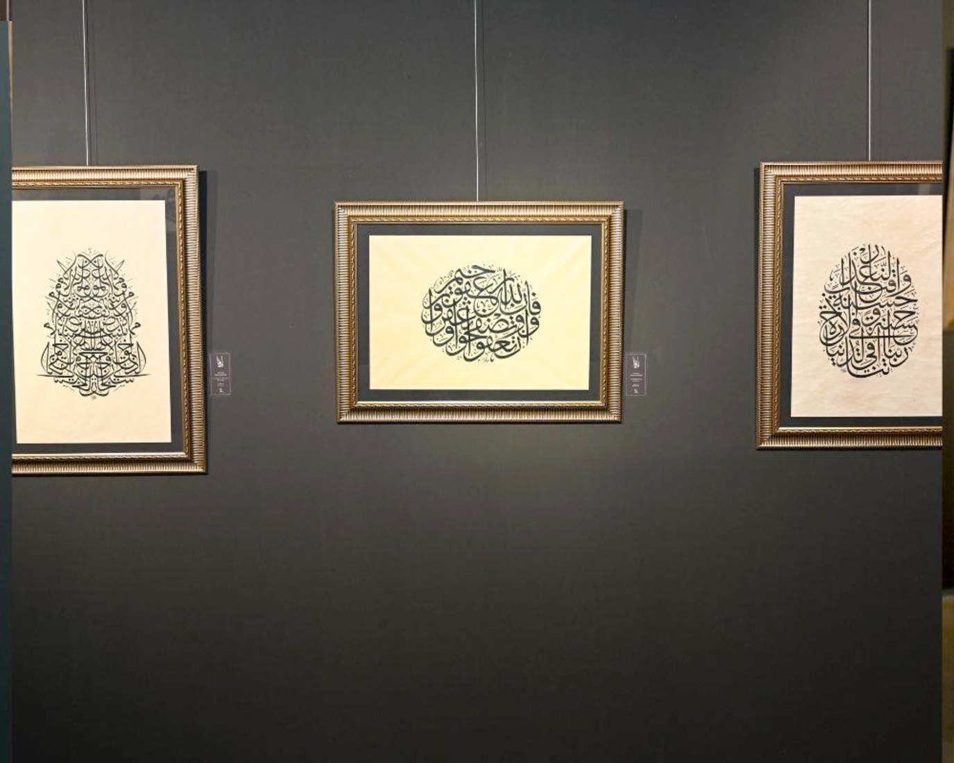 “إعجاز الخط العربي” ورشة تفاعلية تكشف أسراره وروعة توازنه وإبداعه الفني.