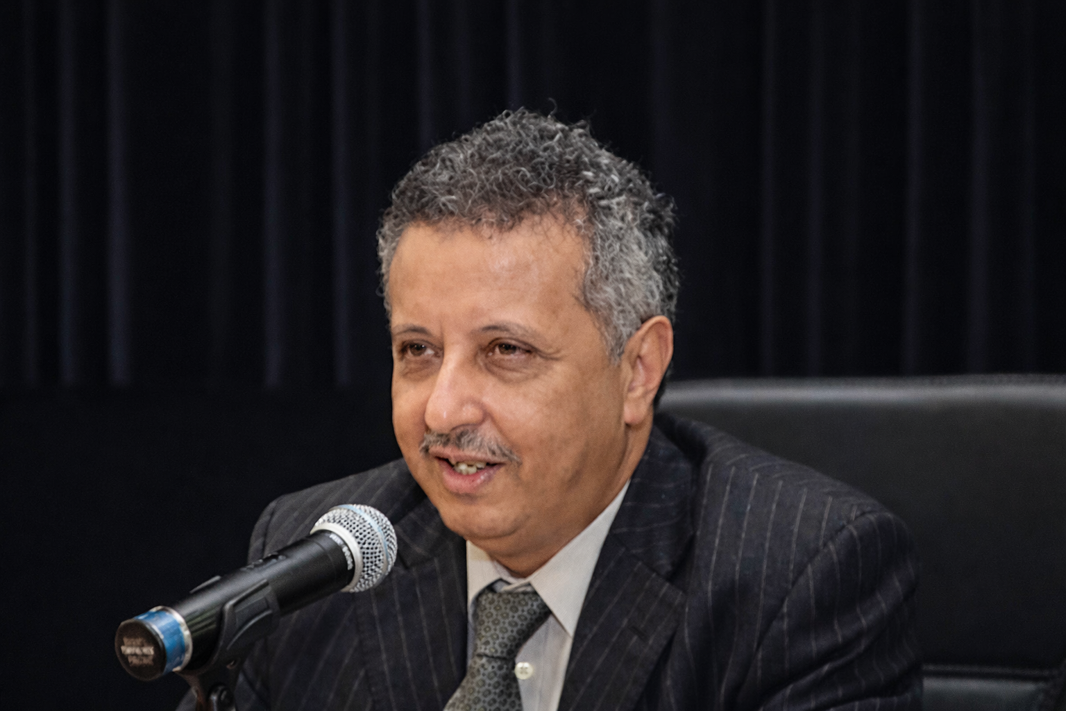 د. عمر عبد العزيز.. «الغبار» في ميزان النقد والحوار