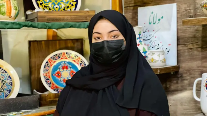 حروف من نور.. أفغانية تكتب القرآن الكريم وتعلّم فن الخط