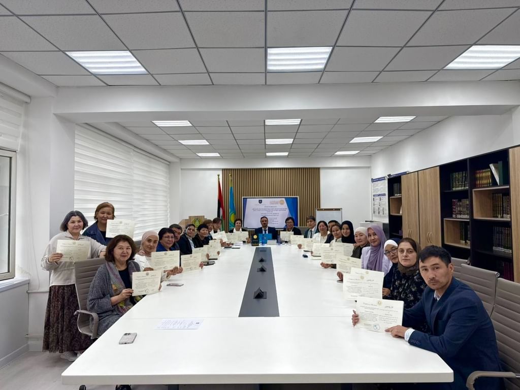 الجامعة القاسمية تنقل خبرتها في تعليم العربية إلى كازاخستان