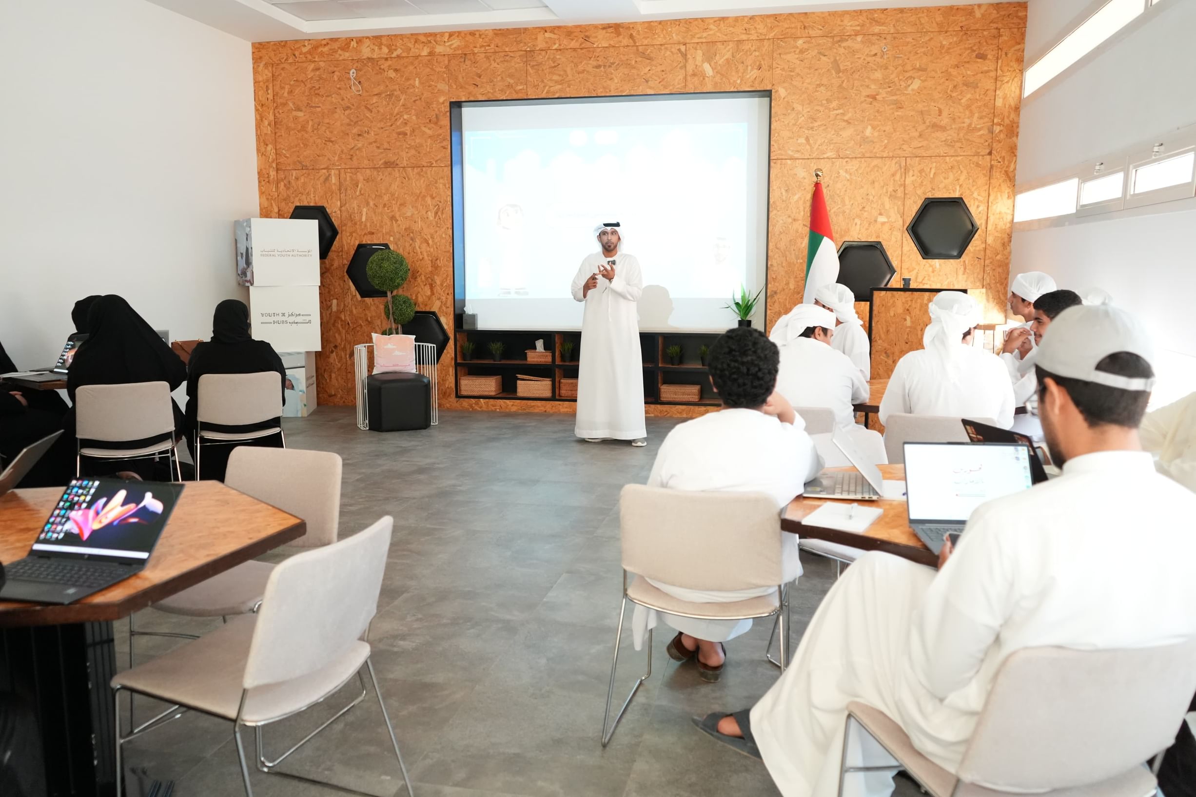 «شباب فلج المعلا» يطوّر مهارات صناعة المحتوى الرقمي بالأنيميشن