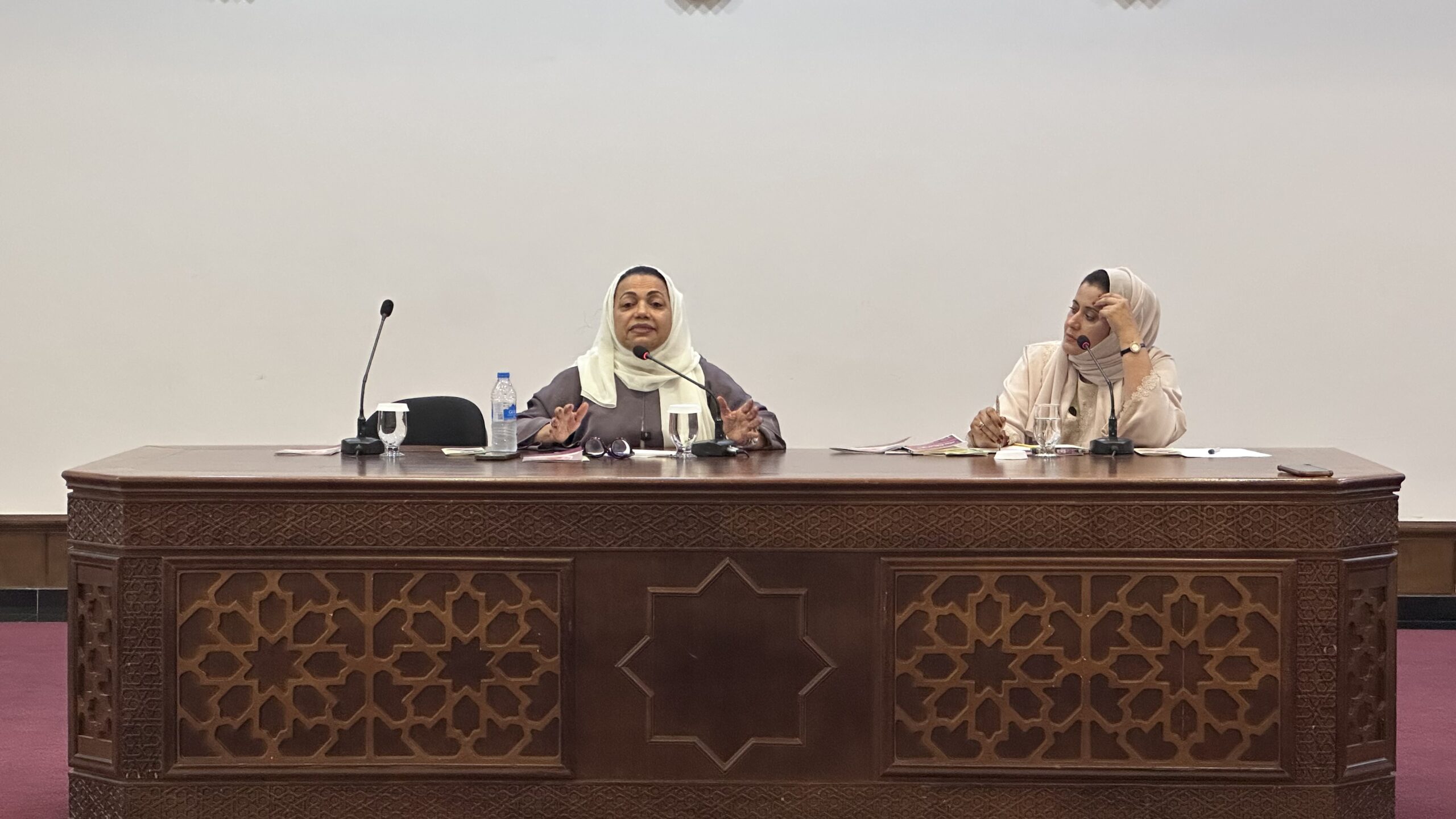عائشة سلطان: كيف صنعت المرأة بهجة الحياة في مجتمعنا؟